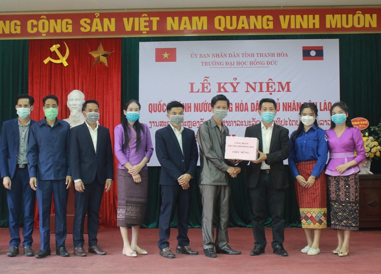 Công đoàn trường dự và chức mừng Lưu học sinh Lào nhân dịp kỷ niệm 46 năm Quốc khánh nước Cộng hòa Dân chủ Nhân dân Lào