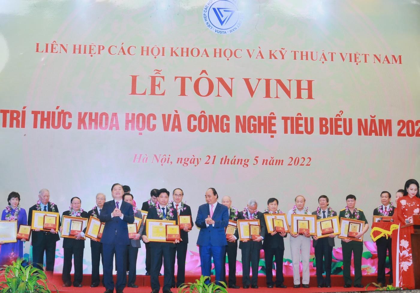 PGS.TS Lê Viết Báu, Chủ tịch Hội đồng trường Trường Đại học Hồng Đức được tôn vinh trí thức khoa học và công nghệ tiêu biểu năm 2022