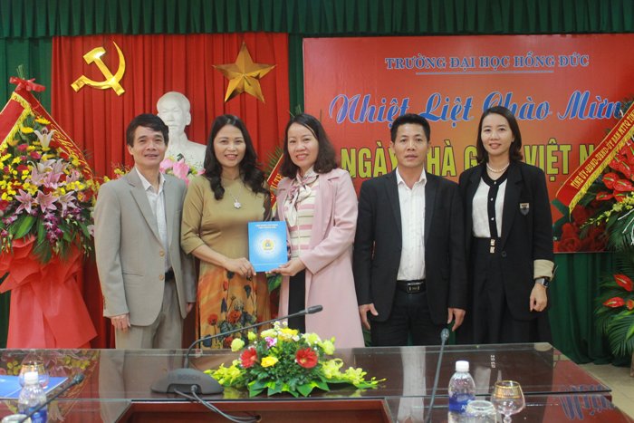 Media/1002_hdu_congdoan/FolderFunc/202208/Images/dong-chi-trinh-thi-hoa-tham-va-chuc-mung-truong-dh-hong-duc-20-11-20220808022631-e.jpg