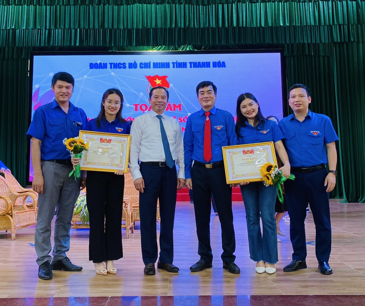 02 sinh viên trường Đại học Hồng Đức được tuyên dương tại  buổi Tọa đàm “Khát vọng cống hiến - Lẽ sống thanh niên” và tuyên dương thanh niên tiên tiến làm theo lời Bác năm 2023