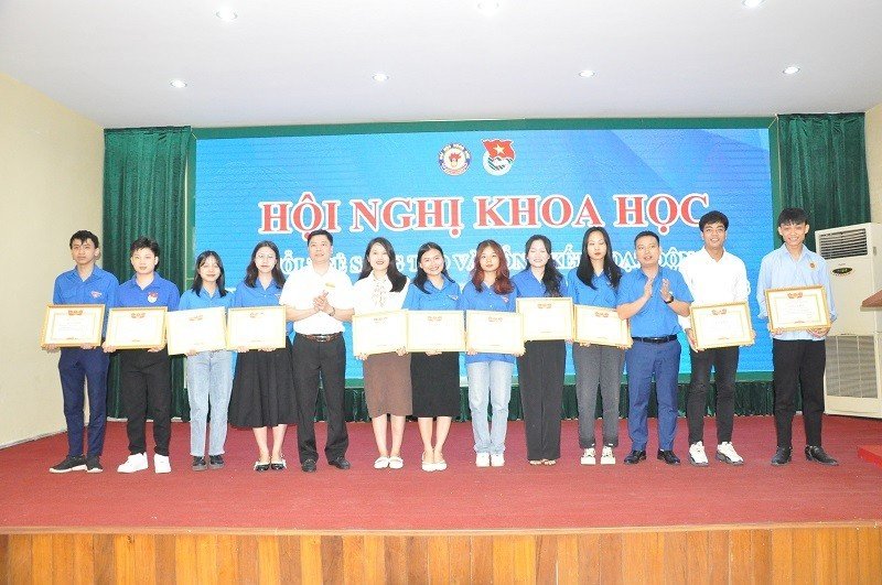 Media/1003_hdu_doanthanhnien/FolderFunc/202306/Images/giai-nhi-20230608035735-e.jpg