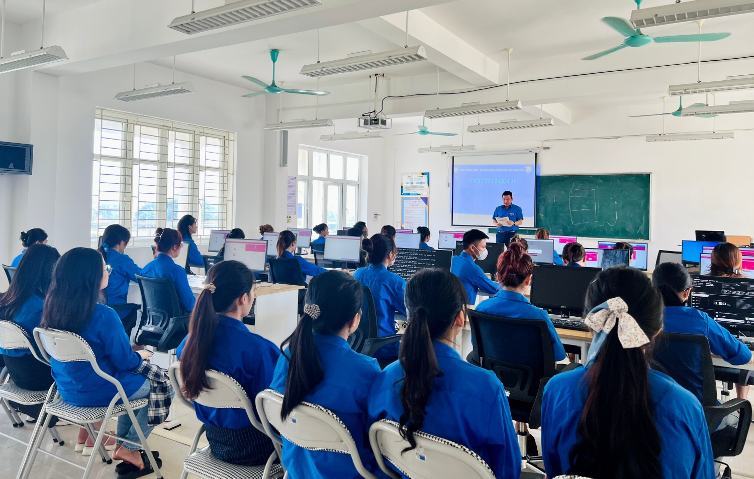 Sinh viên Trường Đại học Hồng Đức tích cực hưởng ứng tham gia Cuộc thi trực tuyến “Tuổi trẻ học tập và làm theo tư tưởng, đạo đức, phong cách Hồ Chí Minh” năm 2023