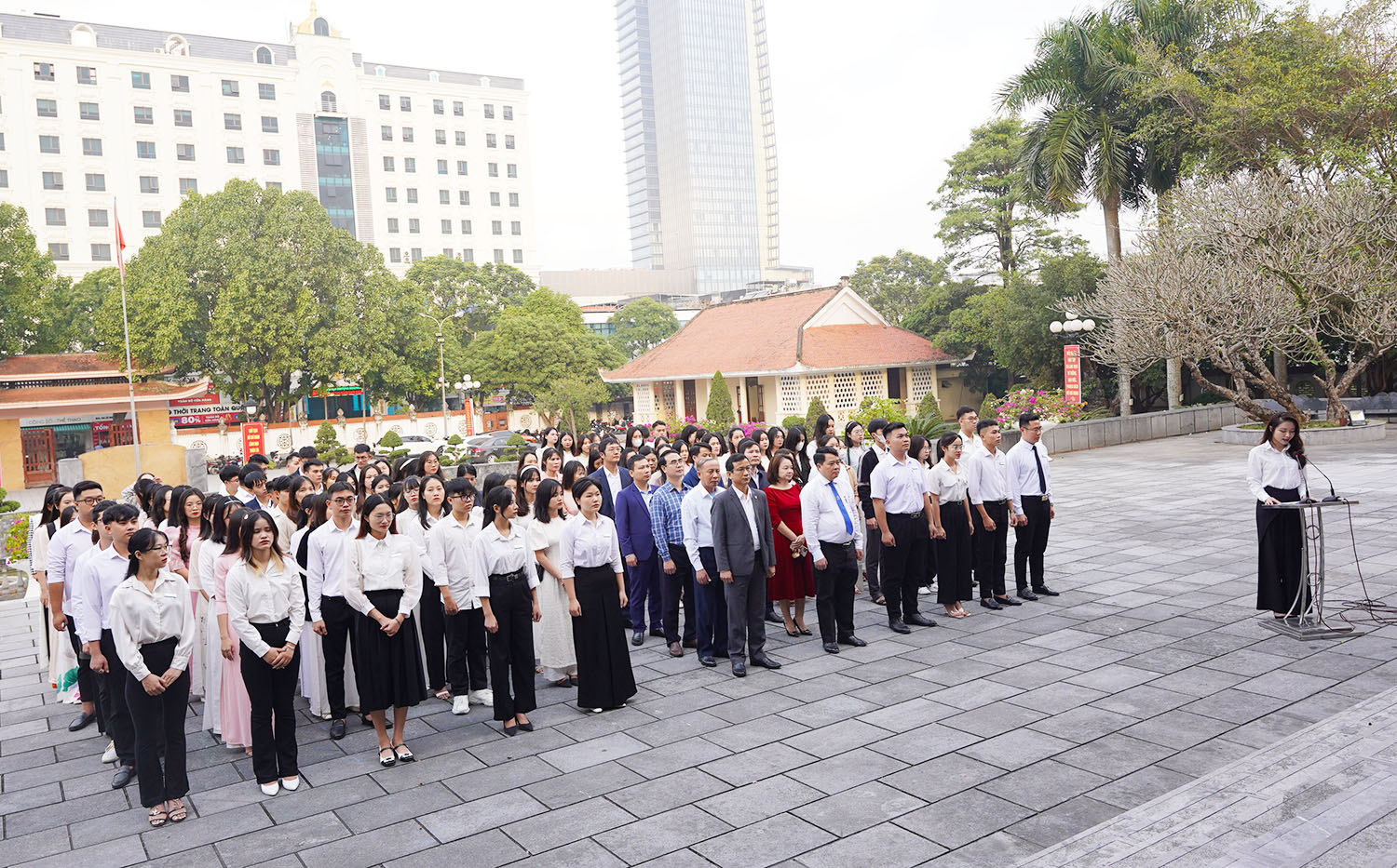 Lễ dâng hương, báo cáo thành tích học tập và rèn luyện của học sinh, sinh viên Trường Đại học Hồng Đức tại khu tưởng niệm Hồ Chí Minh