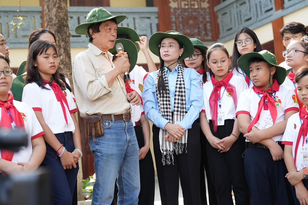 “Chiến sĩ nhỏ Điện Biên” tham quan Sở Chỉ huy chiến dịch Điện Biên Phủ tại Mường Phăng