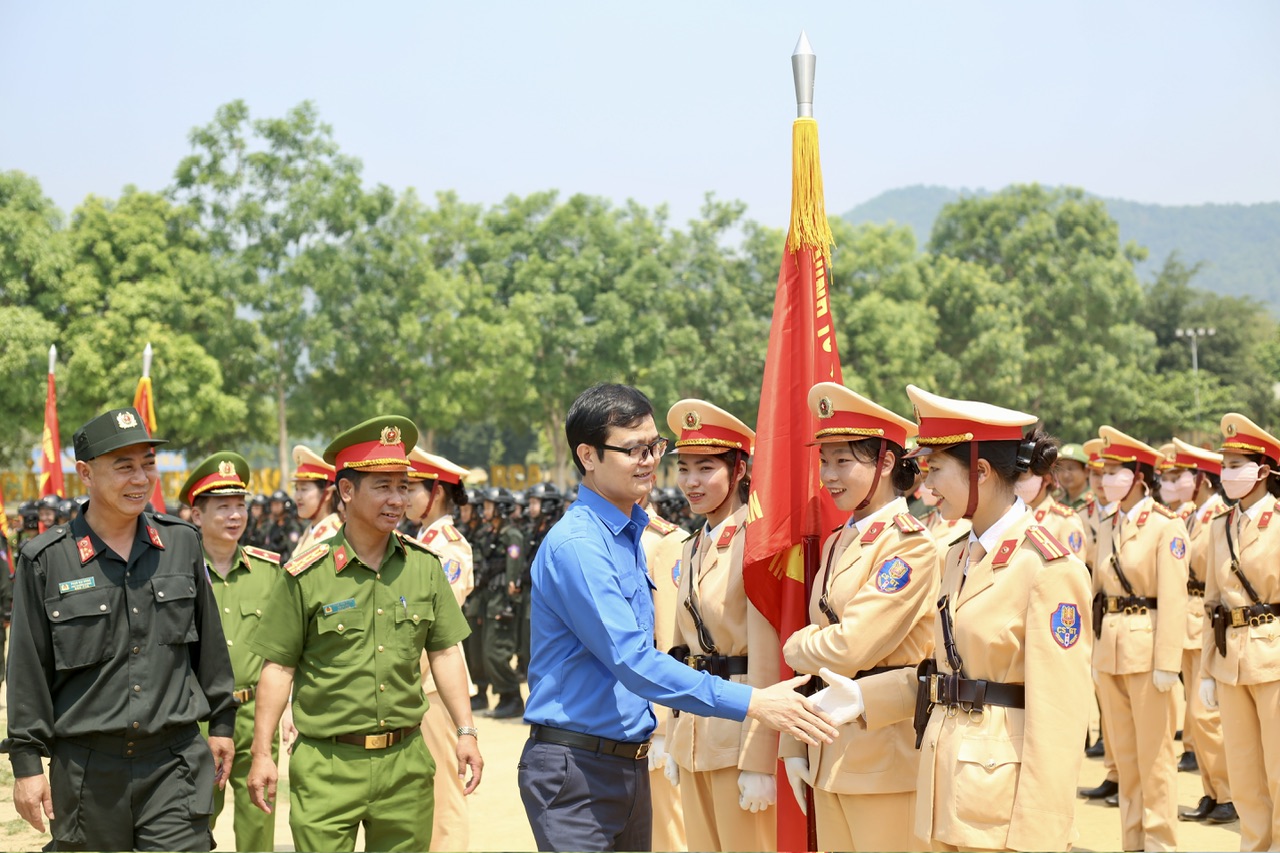 Bí thư thứ nhất TƯ Đoàn Bùi Quang Huy thăm đoàn viên, thanh niên tập luyện chuẩn bị lễ diễu binh kỷ niệm 70 năm chiến thắng Điện Biên Phủ