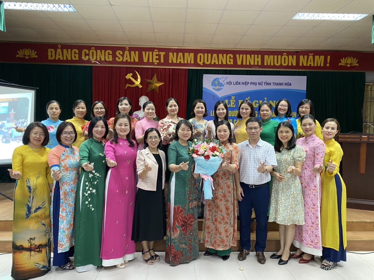 Bế giảng lớp tiếng Anh chuyên ngành Hành chính dành cho cán bộ Hội LHPN tỉnh Thanh Hóa