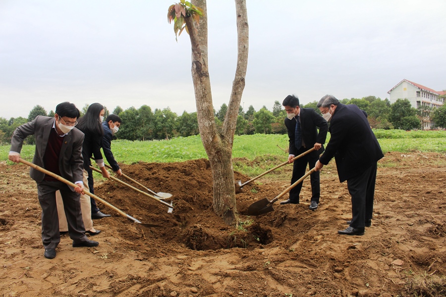 Trường Đại học Hồng Đức phát động  “Tết trồng cây đời đời nhớ ơn Bác Hồ” Xuân Nhâm Dần - 2022