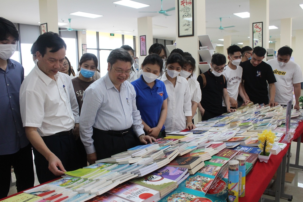 Nhà giáo Bùi Văn Dũng tham dự và tặng sách cho Trung tâm Thông tin Thư viện trong Ngày sách và Văn hoá đọc Việt Nam năm 2022