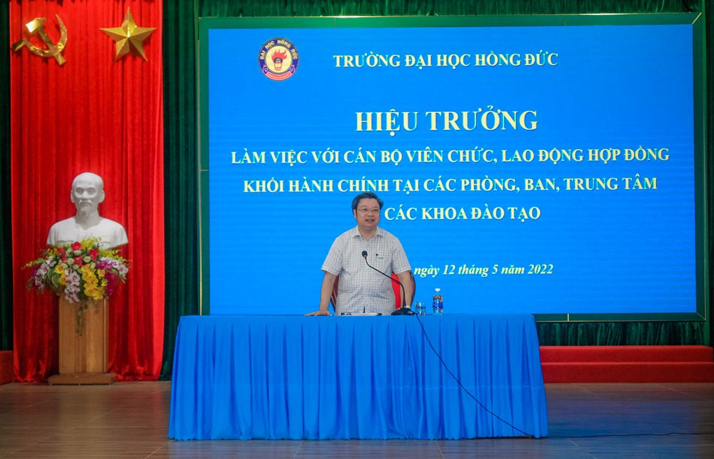 Hiệu trưởng Nhà trường làm việc với cán bộ viên chức lao động khối hành chính tại các phòng, ban, trung tâm và các khoa đào tạo