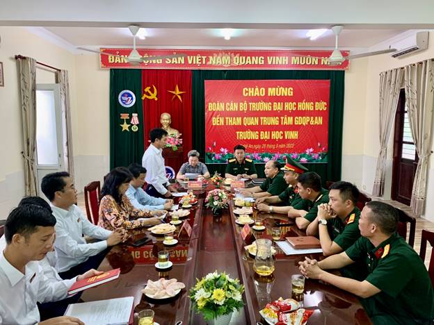 Trung tâm GDQPAN Trường Đại học Hồng Đức tham quan học tập thực tế tại Trung tâm GDQPAN Vinh Trường Đại học Vinh.