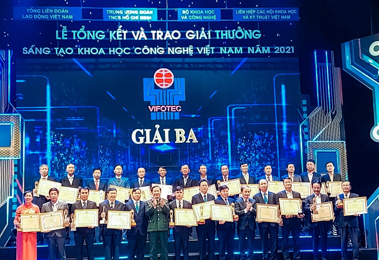 PGS.TS. Lê Viết Báu – Chủ tịch Hội đồng trường Trường Đại học Hồng Đức nhận giải thưởng tại lễ trao giải Sáng tạo khoa học công nghệ Việt Nam năm 2021