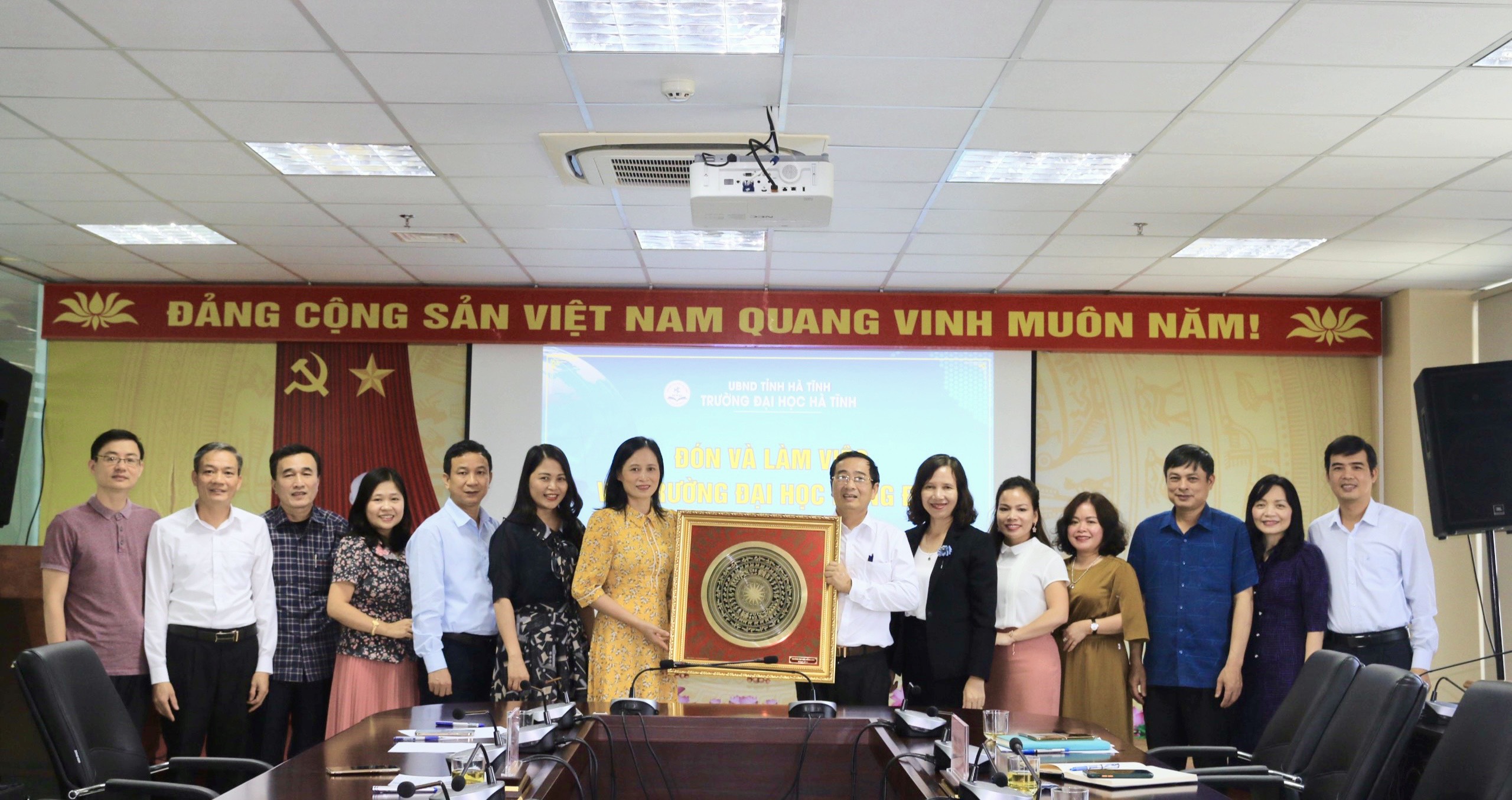 Trường Đại học Hồng Đức đến thăm, làm việc và học tập kinh nghiệm tại Trường Đại học Vinh và Trường Đại học Hà Tĩnh