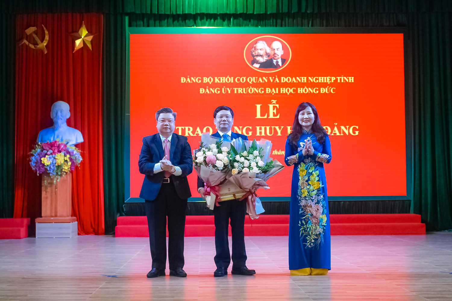 Đồng chí Hoàng Nam - Ủy viên Ban thường vụ Đảng ủy, Phó Hiệu trưởng Trường Đại học Hồng Đức vinh dự nhận Huy hiệu 30 năm tuổi Đảng