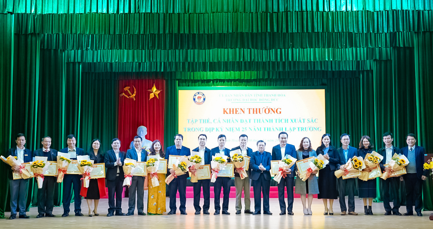 Khen thưởng 15 tập thể, 20 cá nhân đạt thành tích xuất sắc, tiêu biểu trong đợt thi đua cao điểm chào mừng kỷ niệm 25 năm thành lập Trường Đại học Hồng Đức (24/9/1997 - 24/9/2022)