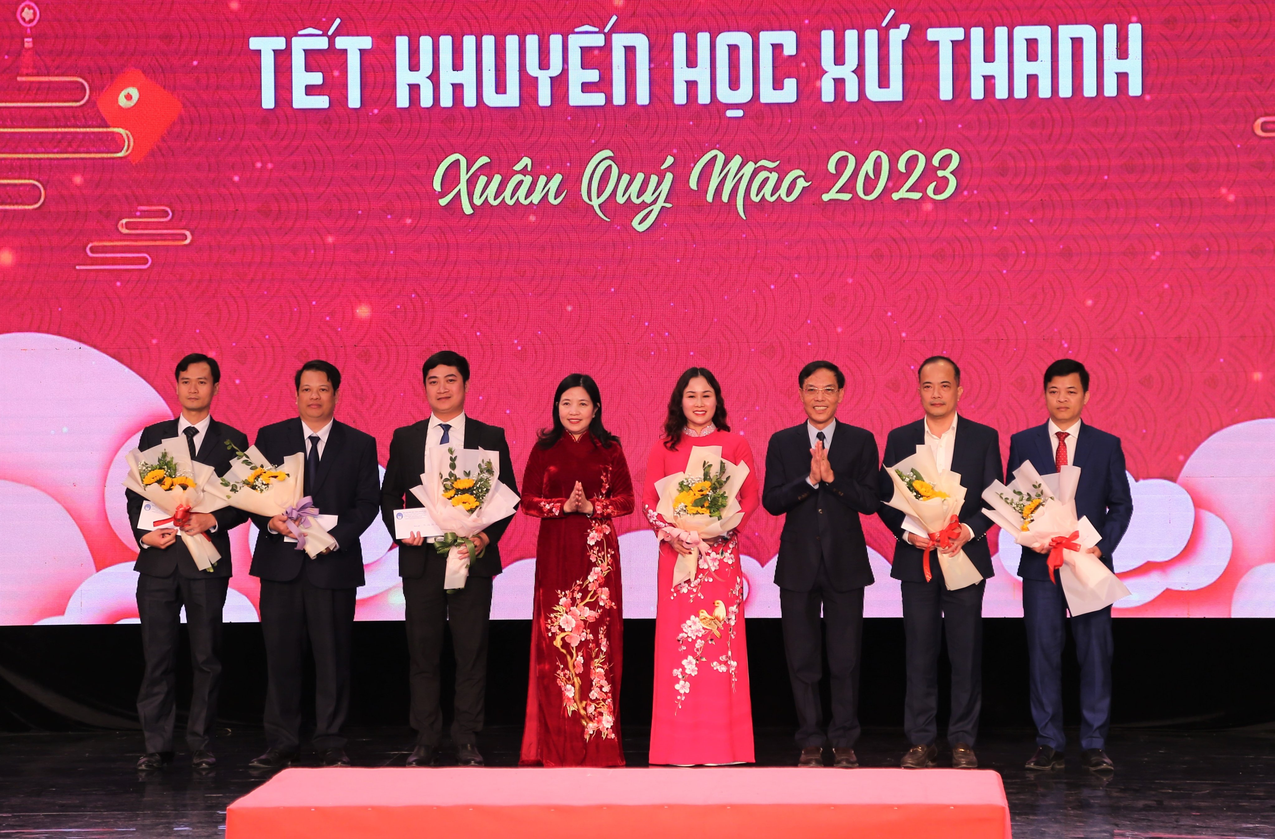 05 Nhà giáo và nhiều sinh viên Trường Đại học Hồng Đức được nhận phần thưởng và học bổng từ Chương trình “Tết khuyến học” xứ Thanh