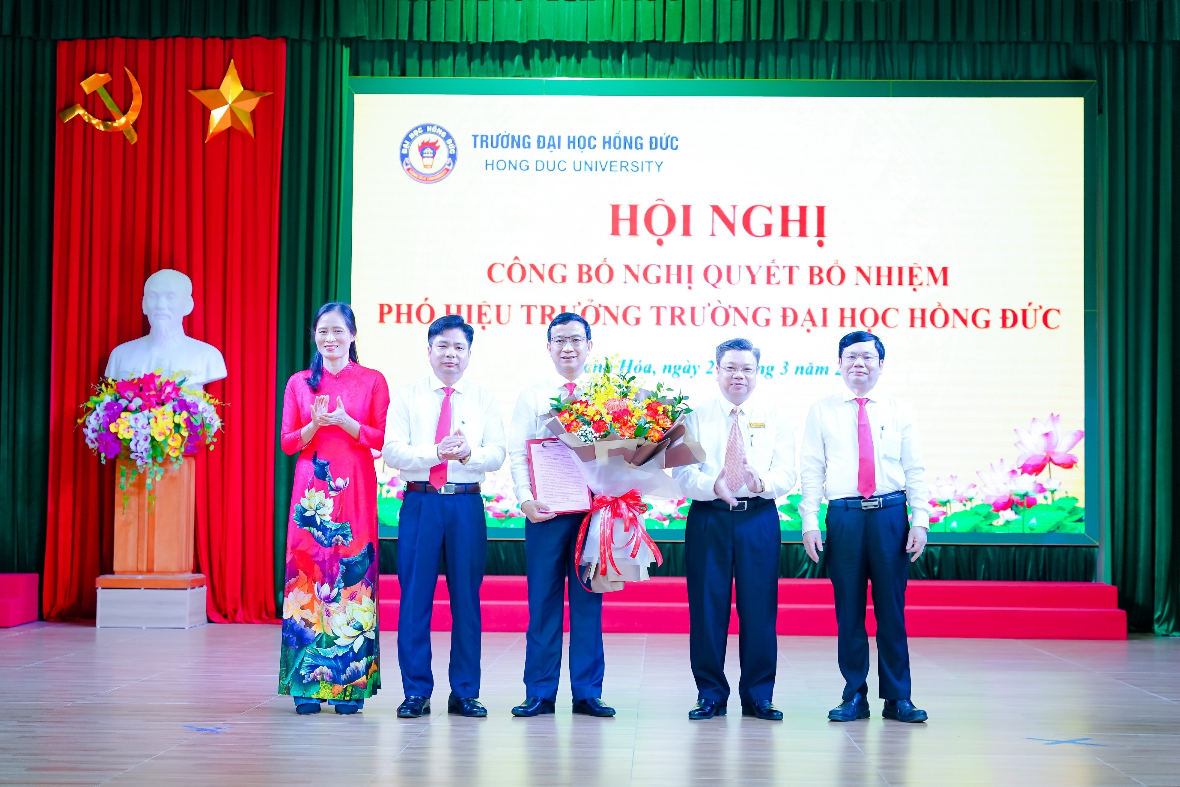 Trường Đại học Hồng Đức tổ chức Hội nghị công bố Nghị quyết bổ nhiệm Phó Hiệu trưởng cho PGS.TS. Đậu Bá Thìn 