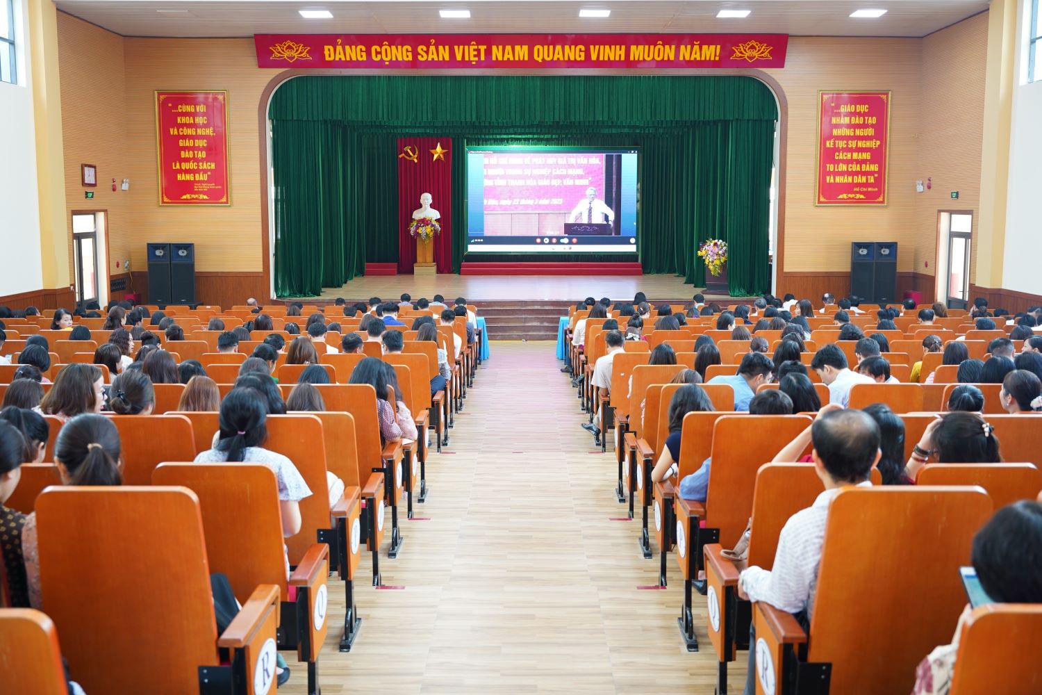 Trường Đại học Hồng Đức tham dự trực tuyến Hội nghị học tập, quán triệt và triển khai thực hiện chuyên đề năm 2023: Học tập và làm theo tư tưởng, đạo đức, phong cách Hồ Chí Minh