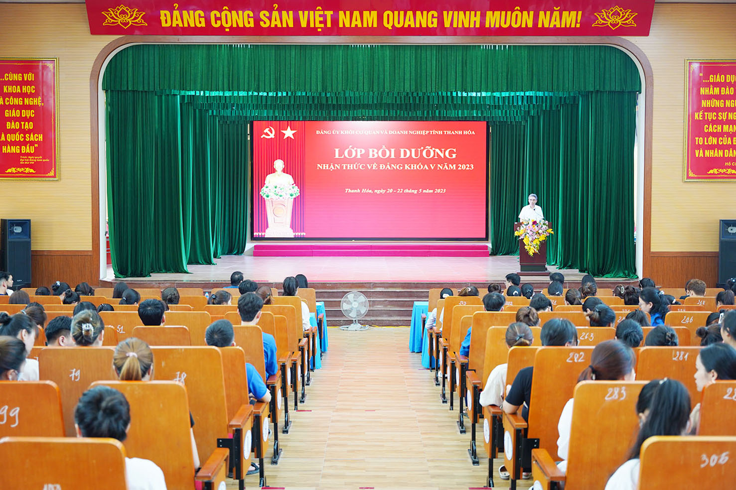 427 cán bộ giảng viên và sinh viên ưu tú của Trường Đại học Hồng Đức tham gia lớp bồi dưỡng nhận thức về Đảng 