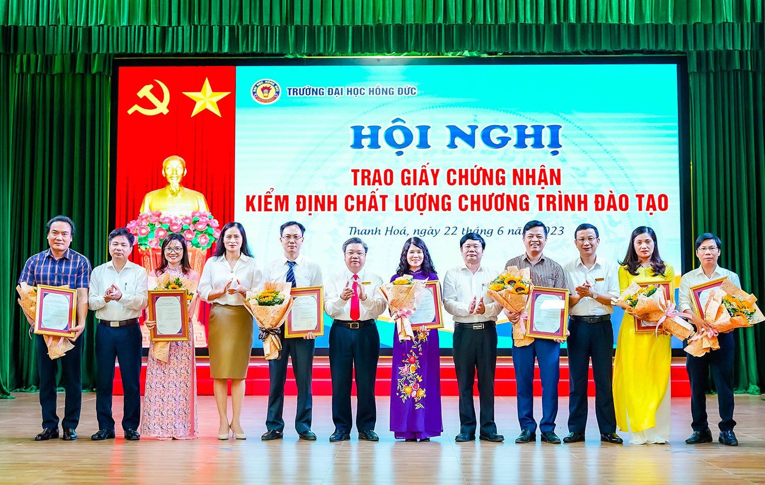 Trường Đại học Hồng Đức tổ chức Hội nghị trao Giấy chứng nhận kiểm định chất lượng CTĐT và Quyết định mở ngành đào tạo tiến sĩ Khoa học máy tính 