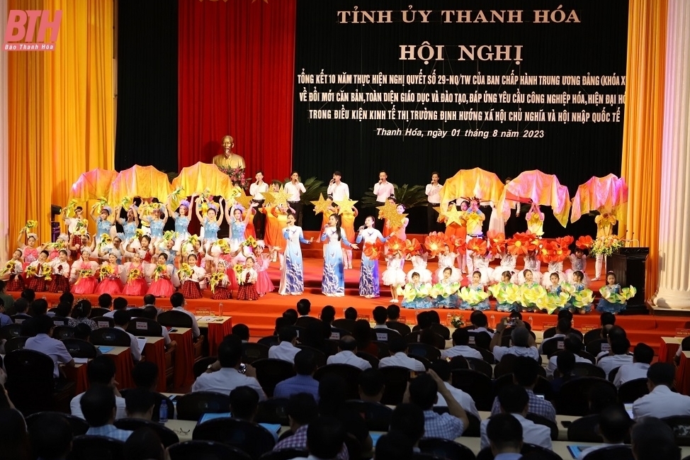 Trường Đại học Hồng Đức được Chủ tịch UBND tỉnh Thanh Hóa tặng Bằng khen tại  “Hội nghị tổng kết 10 năm thực hiện Nghị quyết số 29-NQ/TW, ngày 4-11-2013 của Ban Chấp hành Trung ương Đảng (khóa XI) về đổi mới căn bản, toàn diện giáo dục và đào tạo (GD&ĐT), đáp ứng yêu cầu CNH, HĐH trong điều kiện kinh tế thị trường định hướng xã hội chủ nghĩa và hội nhập quốc tế”