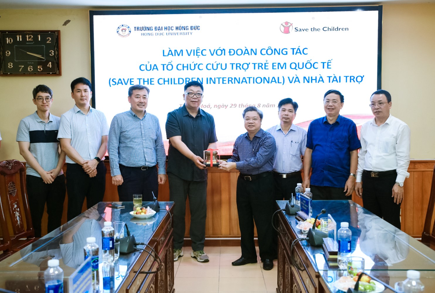 Đoàn công tác của Tổ chức phi Chính phủ Save the Children International và các nhà tài trợ đến thăm và làm việc với Trường Đại học Hồng Đức