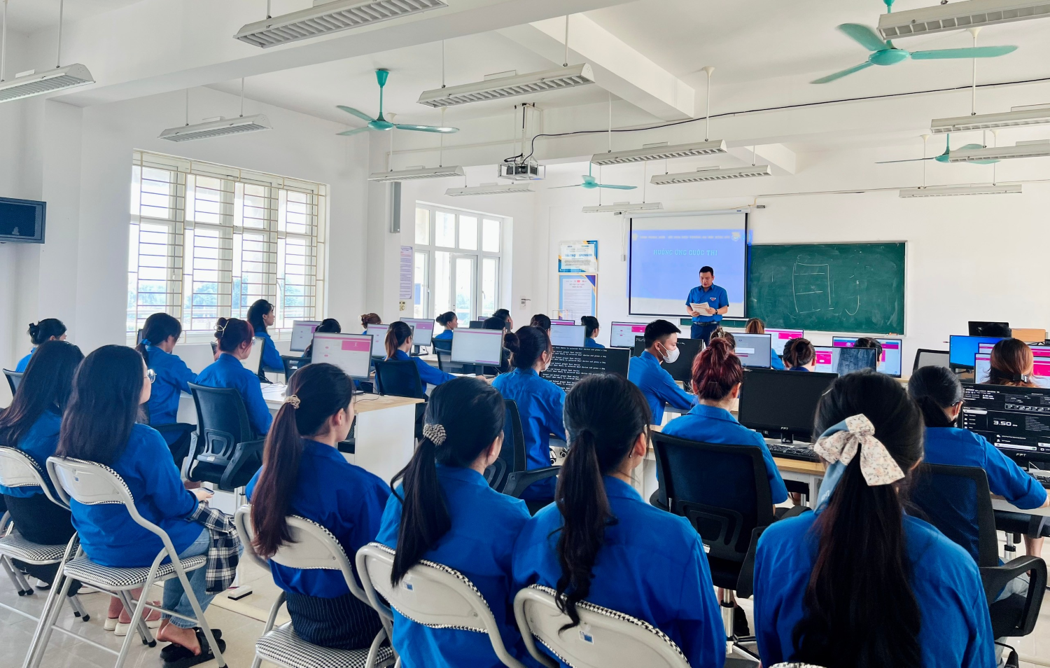 Sinh viên Trường Đại học Hồng Đức tích cực hưởng ứng tham gia Cuộc thi  trực tuyến “Tuổi trẻ học tập và làm theo tư tưởng, đạo đức,  phong cách Hồ Chí Minh” năm 2023