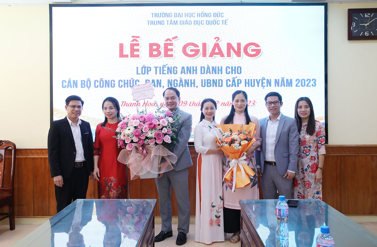 Bế giảng lớp tiếng Anh giao tiếp dành cho cán bộ công chức sở, ban, ngành và UBND cấp huyện năm 2023