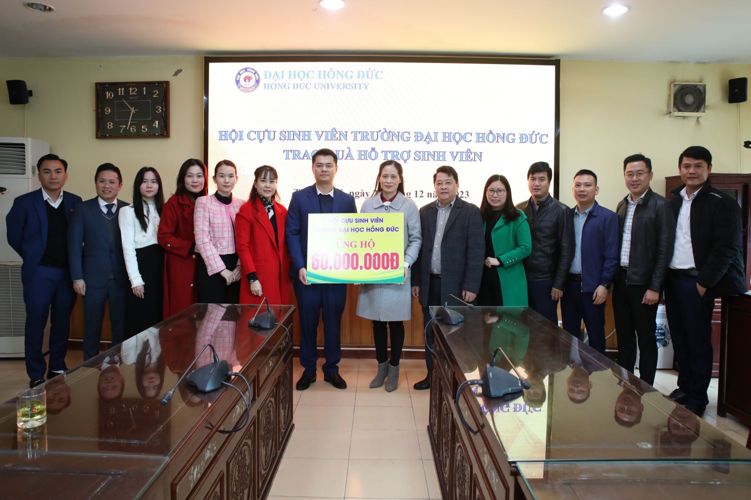 Hội cựu sinh viên Trường Đại học Hồng Đức ủng hộ sinh viên bị thiệt hại trong vụ cháy nhà để xe