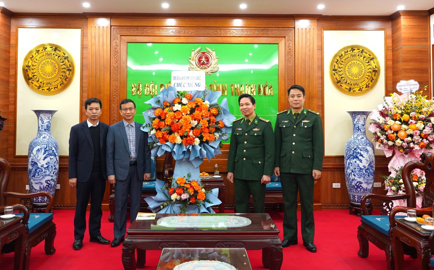  Trường Đại học Hồng Đức thăm và chúc mừng các đơn vị nhân ngày Quân đội Nhân dân Việt Nam (22/12/1944 - 22/12/2023)