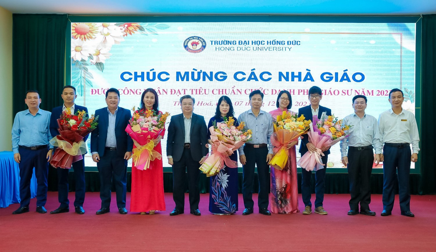 Trường Đại học Hồng Đức vinh danh, chúc mừng nhiều tập thể, cá nhân tại Hội nghị giao ban công tác tháng 12 