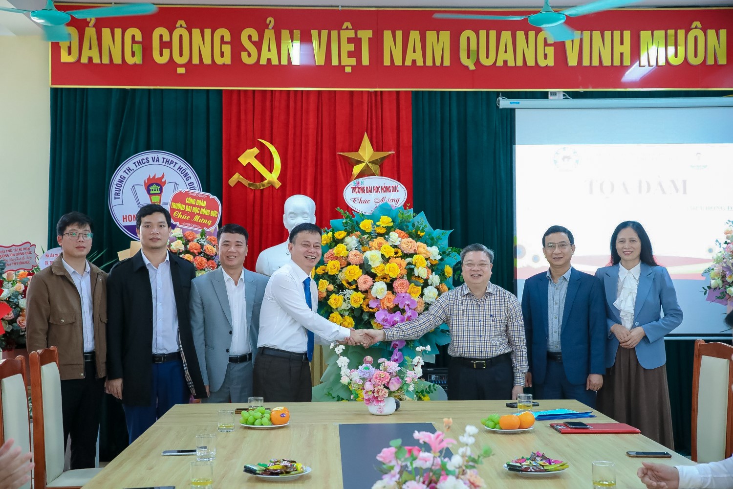 Trường Tiểu học, Trung học cơ sở và Trung học phổ thông Hồng Đức tổ chức toạ đàm kỷ niệm 01 năm ngày thành lập (13/03/2023 – 13/03/2024)