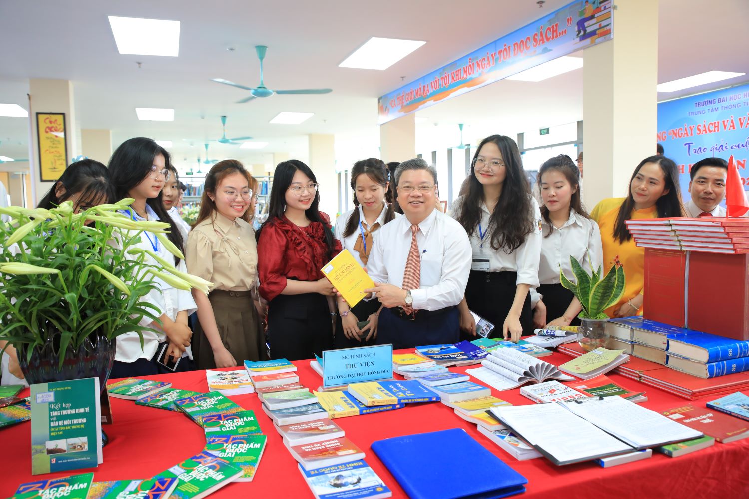 Trường Đại học Hồng Đức khai mạc "Ngày Sách và Văn hóa đọc Việt Nam" năm 2024 và trao giải Cuộc thi “Sách hay cần bạn đọc”