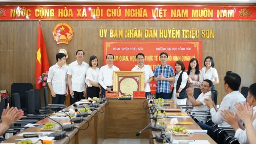 Chuyến thăm quan và học tập thực tế của học viên cao học quản lý kinh tế k16B tại huyện Triệu Sơn
