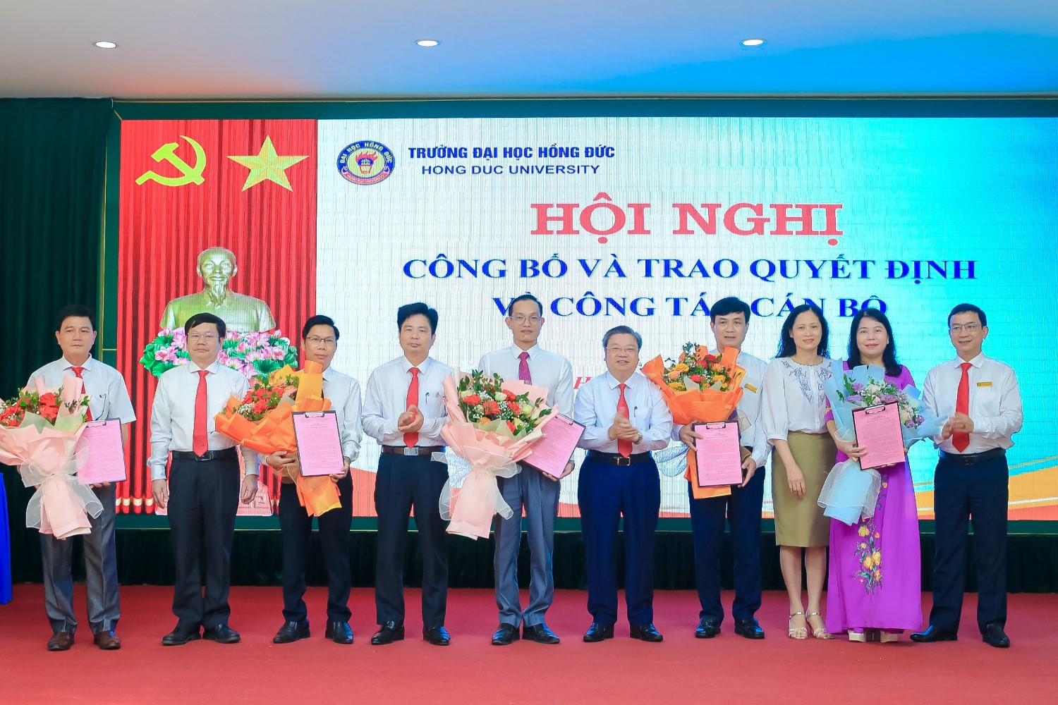 Trường Đại học Hồng Đức tổ chức Hội nghị công bố và trao Quyết định về công tác Cán bộ 