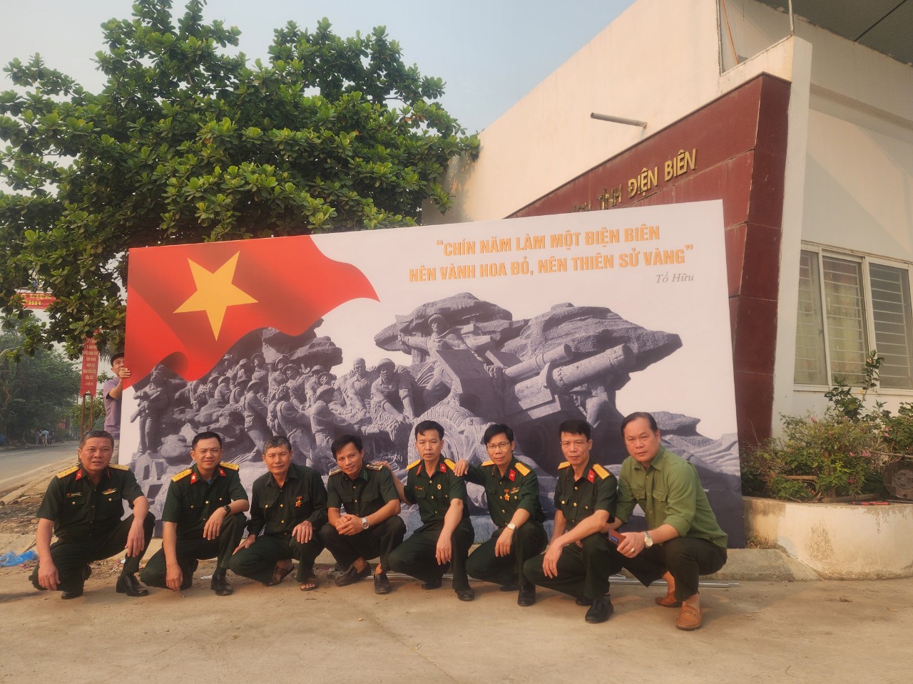 Cựu chiến binh Trường Đại học Hồng Đức "hành quân về nguồn" thăm chiến trường Điện Biên Phủ