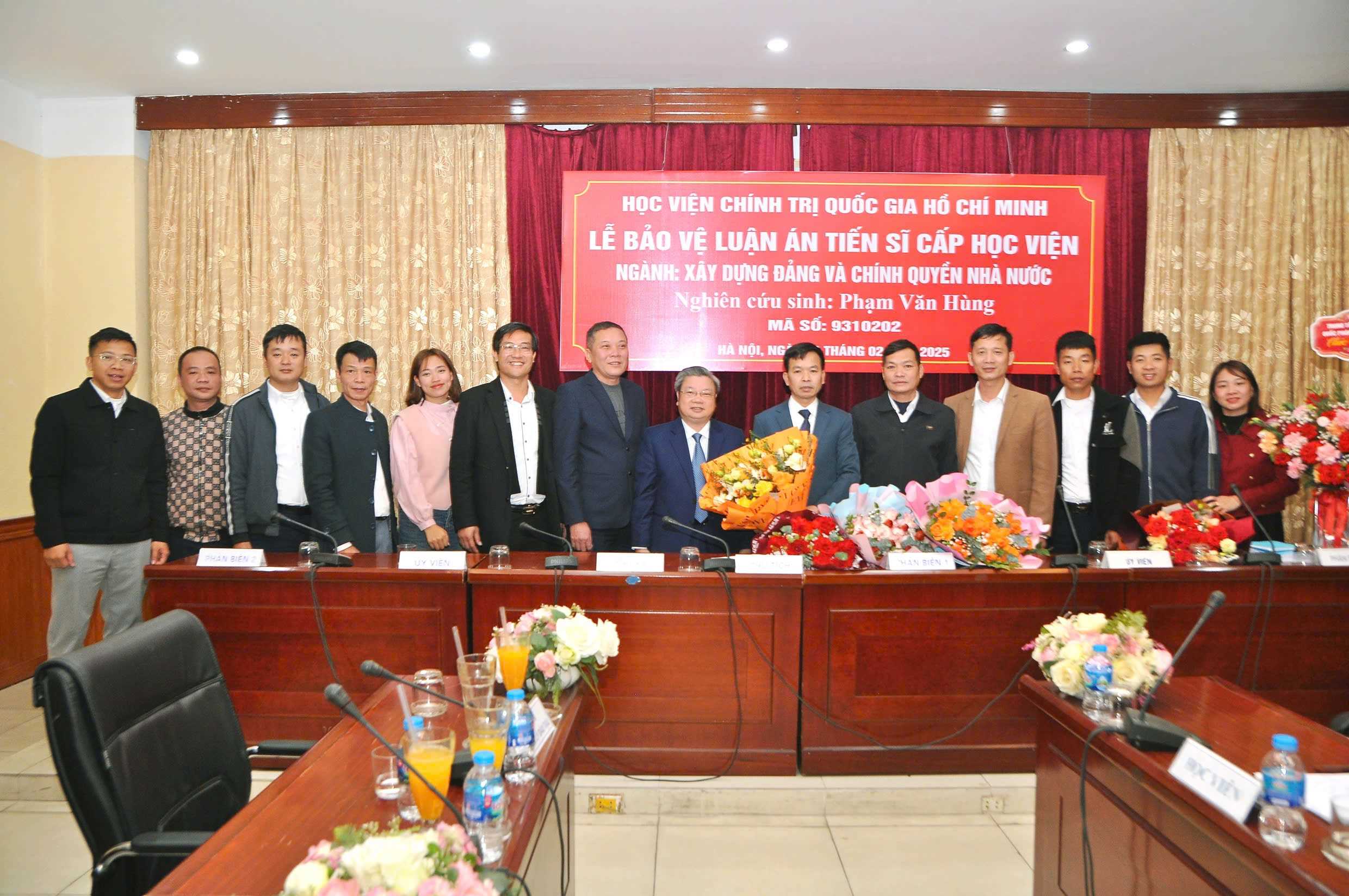 Nghiên cứu sinh Phạm Văn Hùng, Giảng viên Bộ môn Chính trị, Trung tâm Giáo dục quốc phòng và an ninh Trường Đại học Hồng Đức đã bảo vệ thành công luận án tiến sĩ