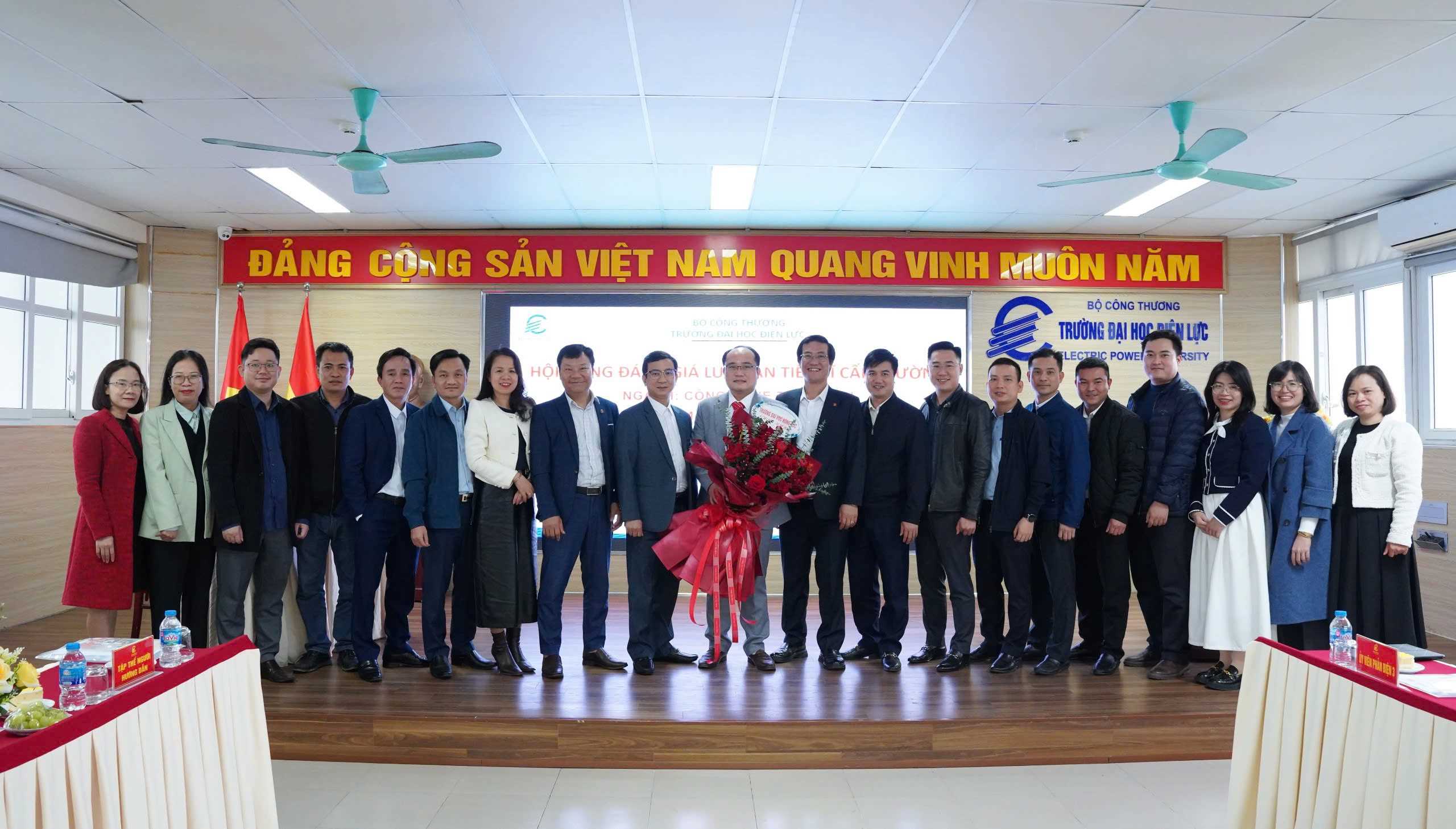 Nghiên cứu sinh Trần Văn Huy, Phó Giám đốc Trung tâm CNTT&TT, Trường Đại học Hồng Đức đã bảo vệ thành công luận án tiến sĩ, chuyên ngành Công nghệ thông tin tại Trường Đại học Điện lực