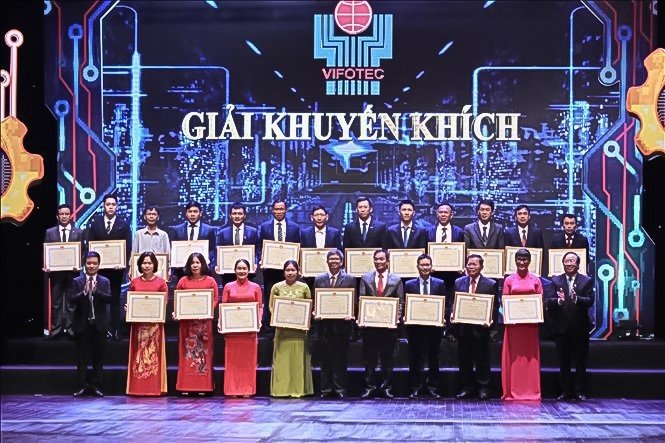 Tiến sĩ Lê Sỹ Chính - Giảng viên Khoa Kỹ thuật công nghệ nhận giải thưởng tại lễ trao giải Sáng tạo khoa học công nghệ Việt Nam năm 2022