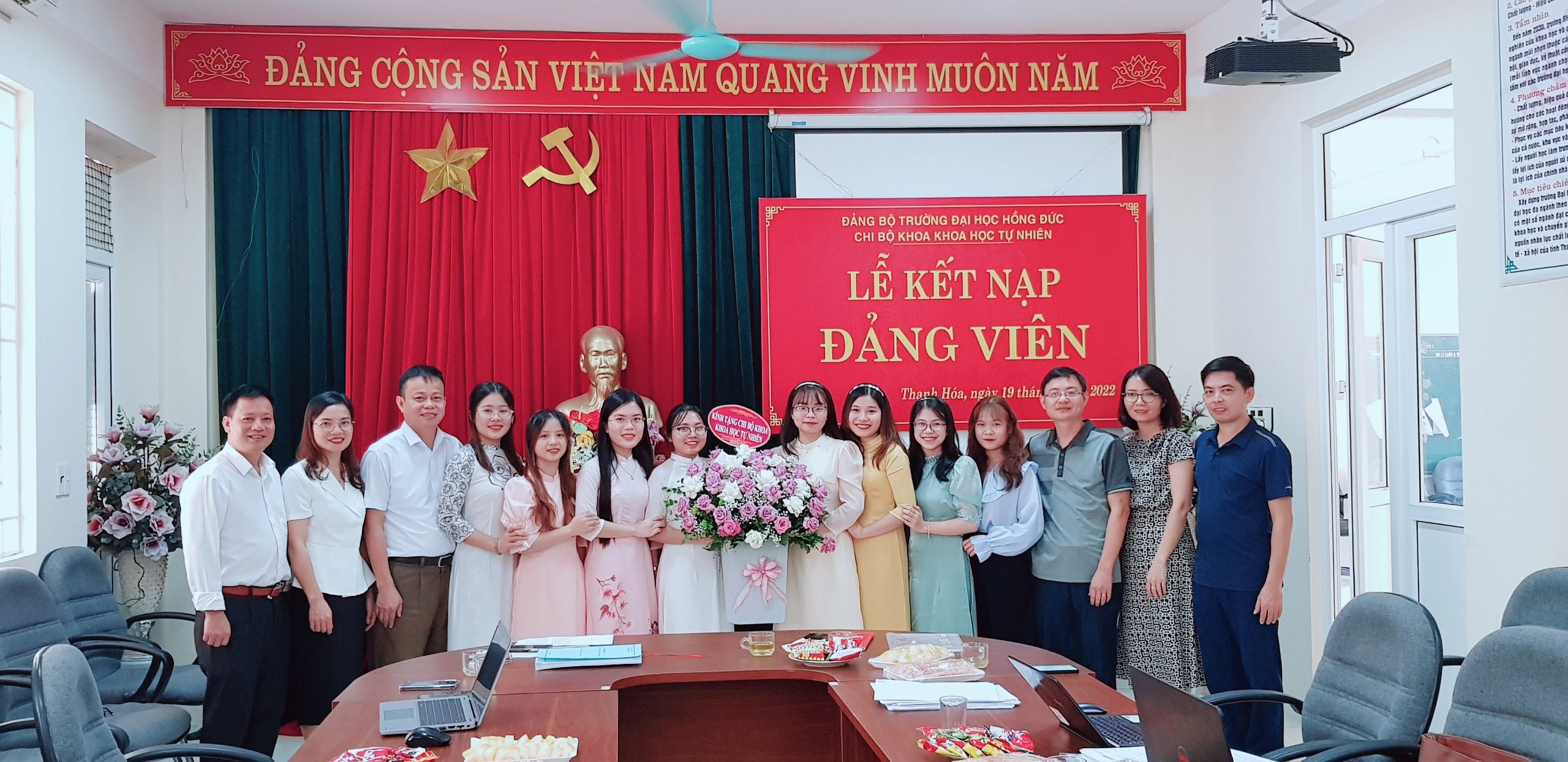 CHI BỘ KHOA KHOA HỌC TỰ NHIÊN TỔ CHỨC LỄ KẾT NẠP ĐẢNG VIÊN