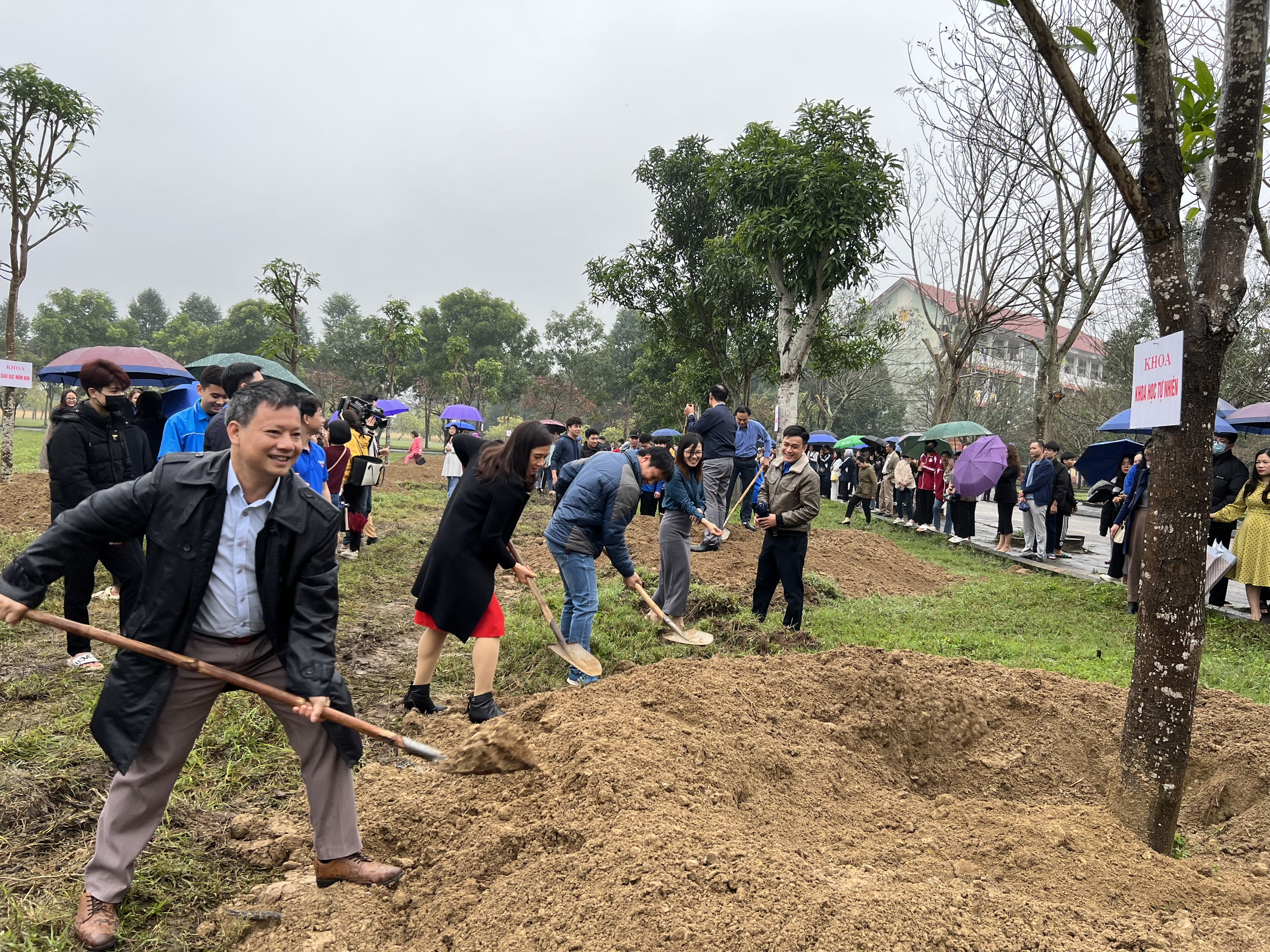 Khoa Khoa học Tự Nhiên hưởng ứng Chương trình “Tết trồng cây đời đời nhớ ơn Bác Hồ” do Hiệu Trưởng Trường Đại học Hồng Đức phát động