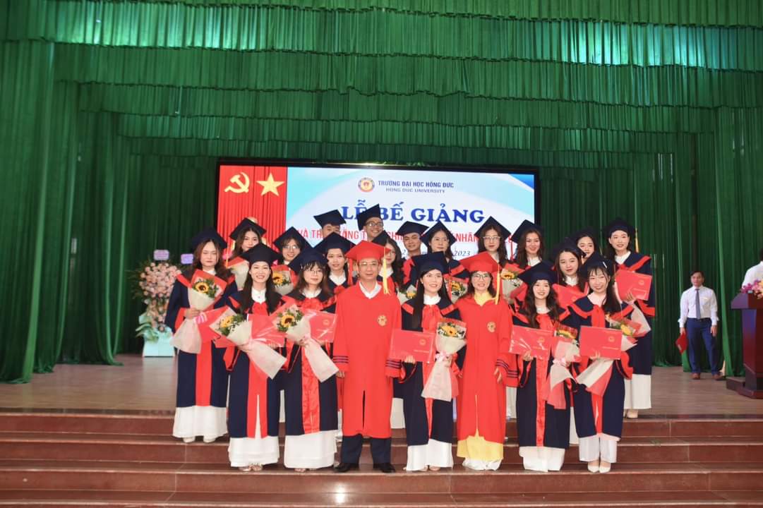 Các tân cử nhân Ngành ĐHSP Toán học trong buổi lễ bế giảng và trao bằng tốt nghiệp năm 2023