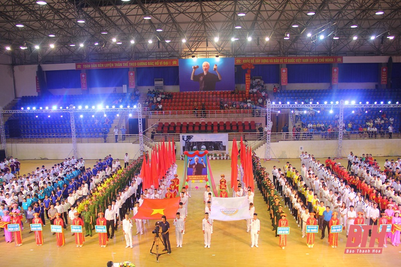 Sinh viên K24 trường ĐH Hồng Đức rực rỡ trong tiết mục đồng diễn khai mạc đại hội TDTT lần thứ IX tỉnh Thanh Hóa