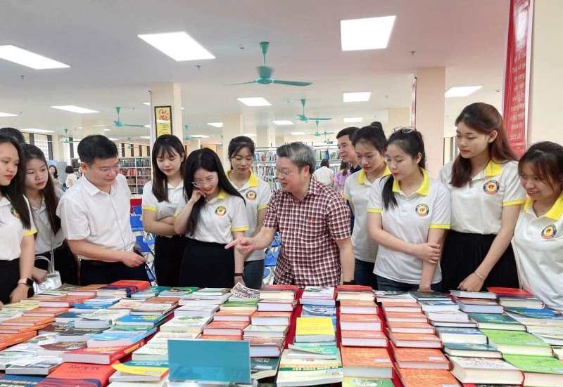 Sinh viên Ngoại Ngữ trong không khí háo hức tại buổi khai mạc ngày sách và văn hóa đọc Việt Nam lần thứ 2 tại trường ĐH Hồng Đức