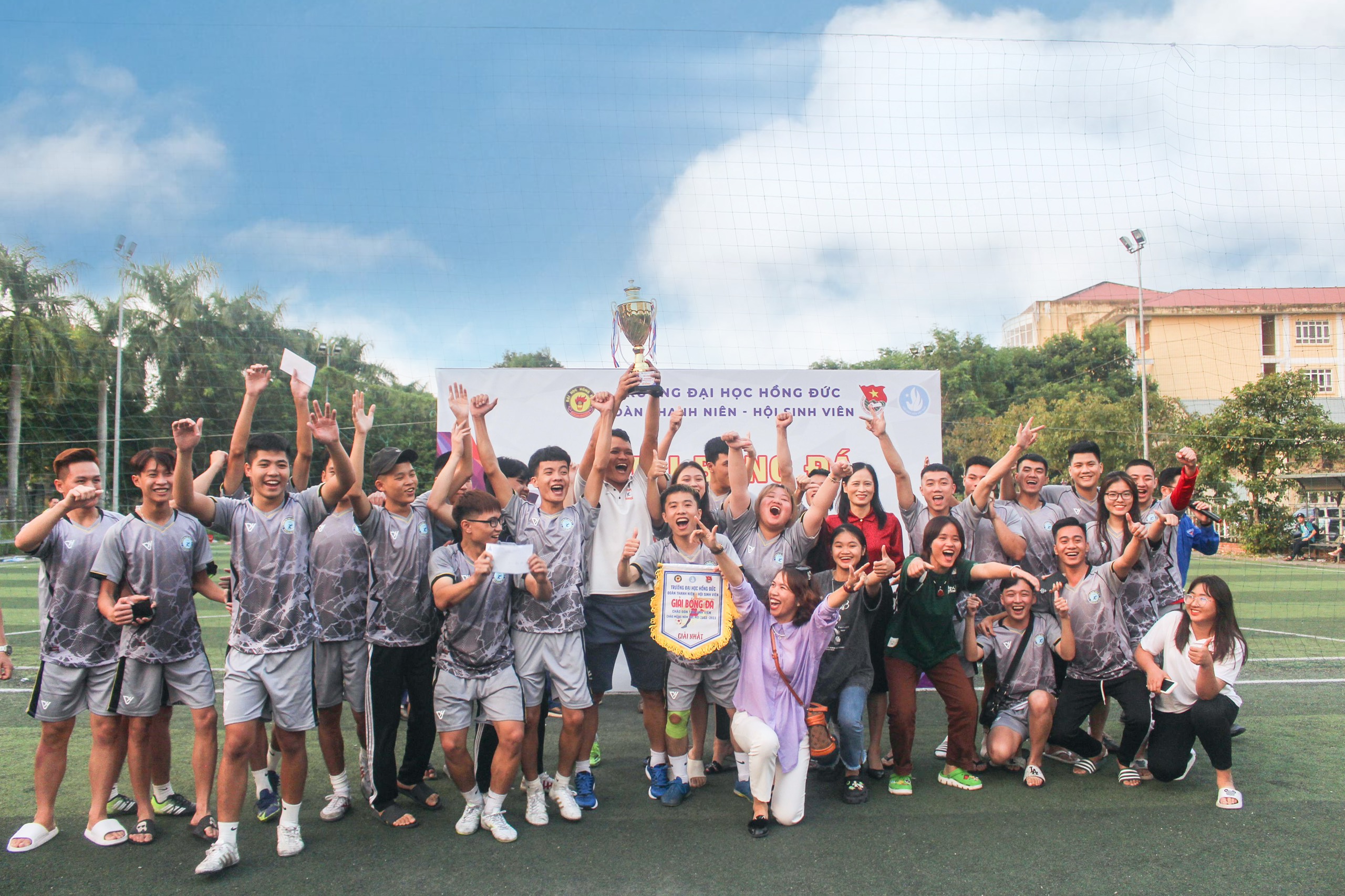 Sinh viên K25 ĐH GDTC xuất sắc vô địch Giải bóng đá Tân sinh viên Trường Đại học Hồng Đức năm học 2022 - 2023