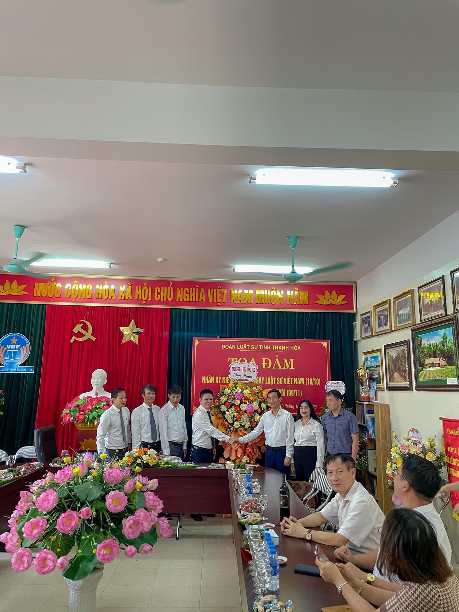 ĐẠI DIỆN LÃNH ĐẠO TRƯỜNG ĐẠI HỌC HỒNG ĐỨC TẶNG HOA  ĐOÀN LUẬT SƯ TỈNH THANH HÓA NHÂN NGÀY LUẬT SƯ VIỆT NAM 10/10