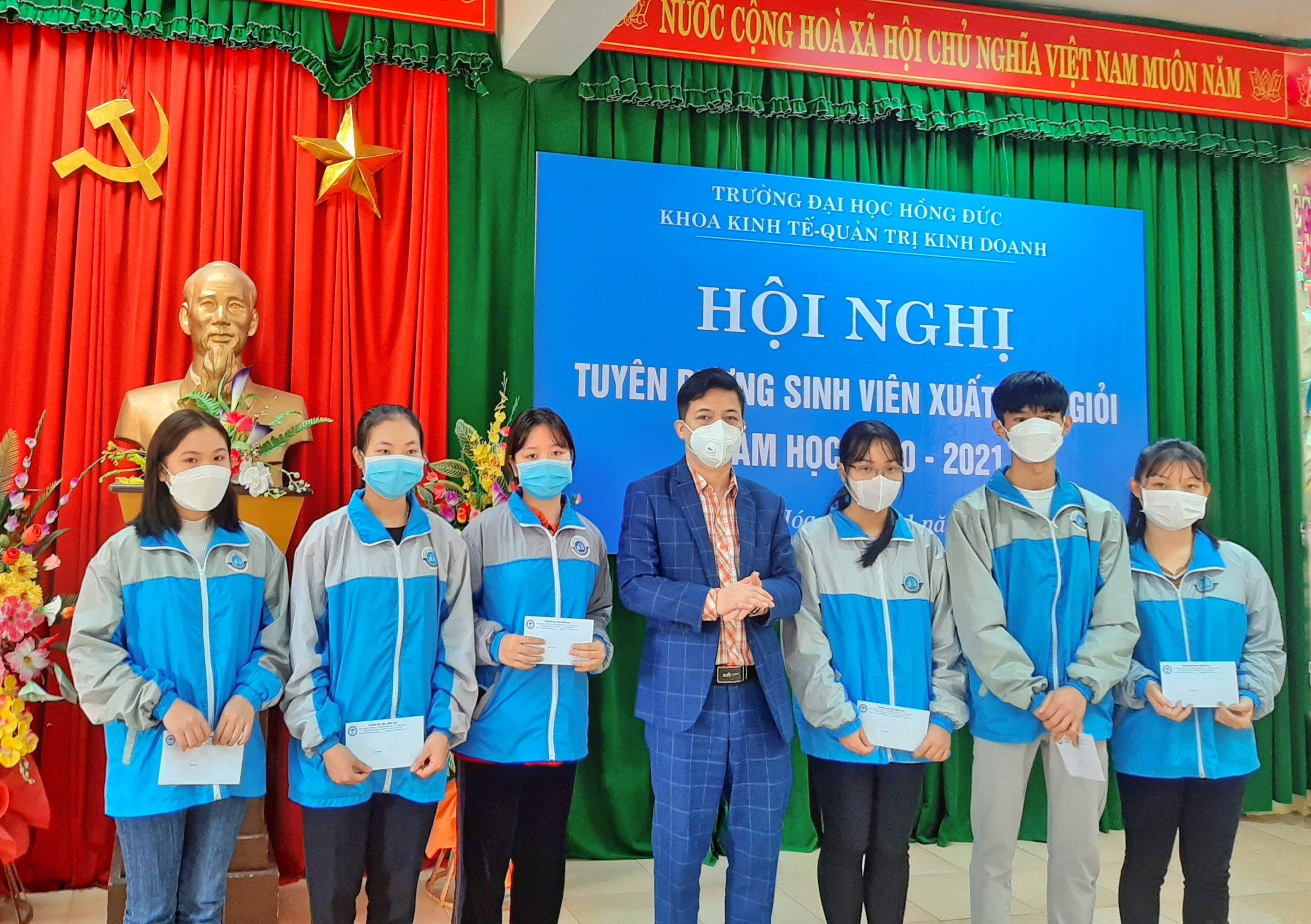 Hội nghị tuyên dương sinh viên giỏi, xuất sắc năm học 2020-2021