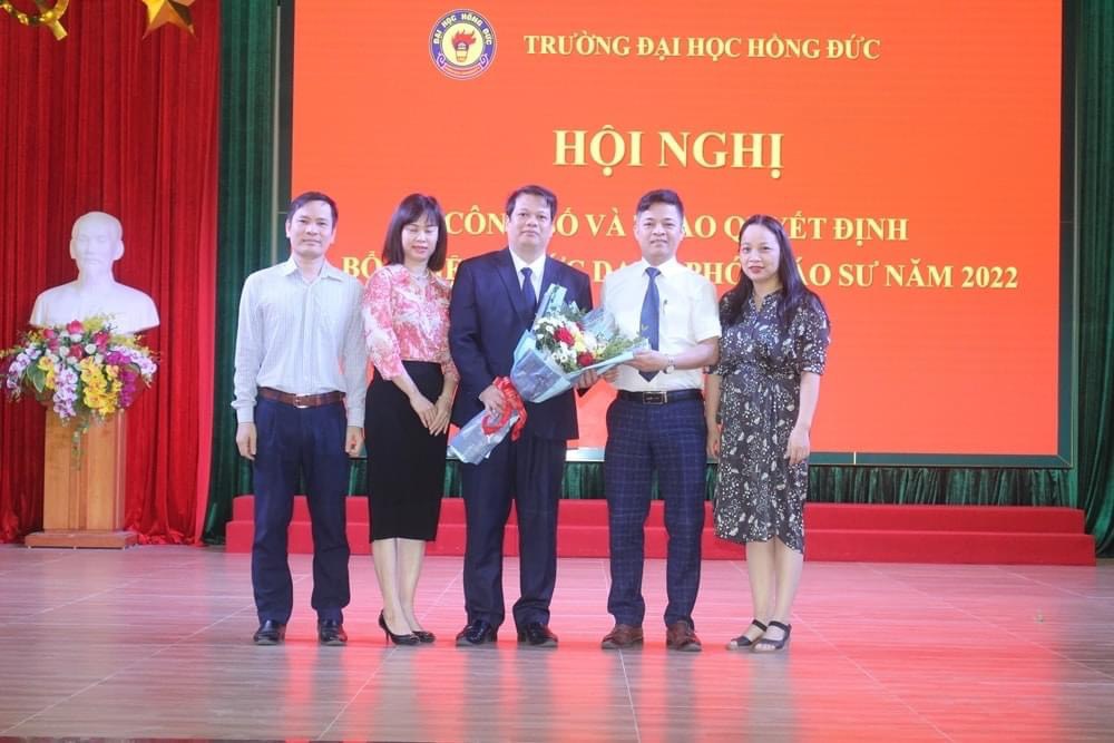 Trường Đại học Hồng Đức công bố và trao Quyết định bổ nhiệm chức danh Phó giáo sư ngành Kinh tế năm 2022