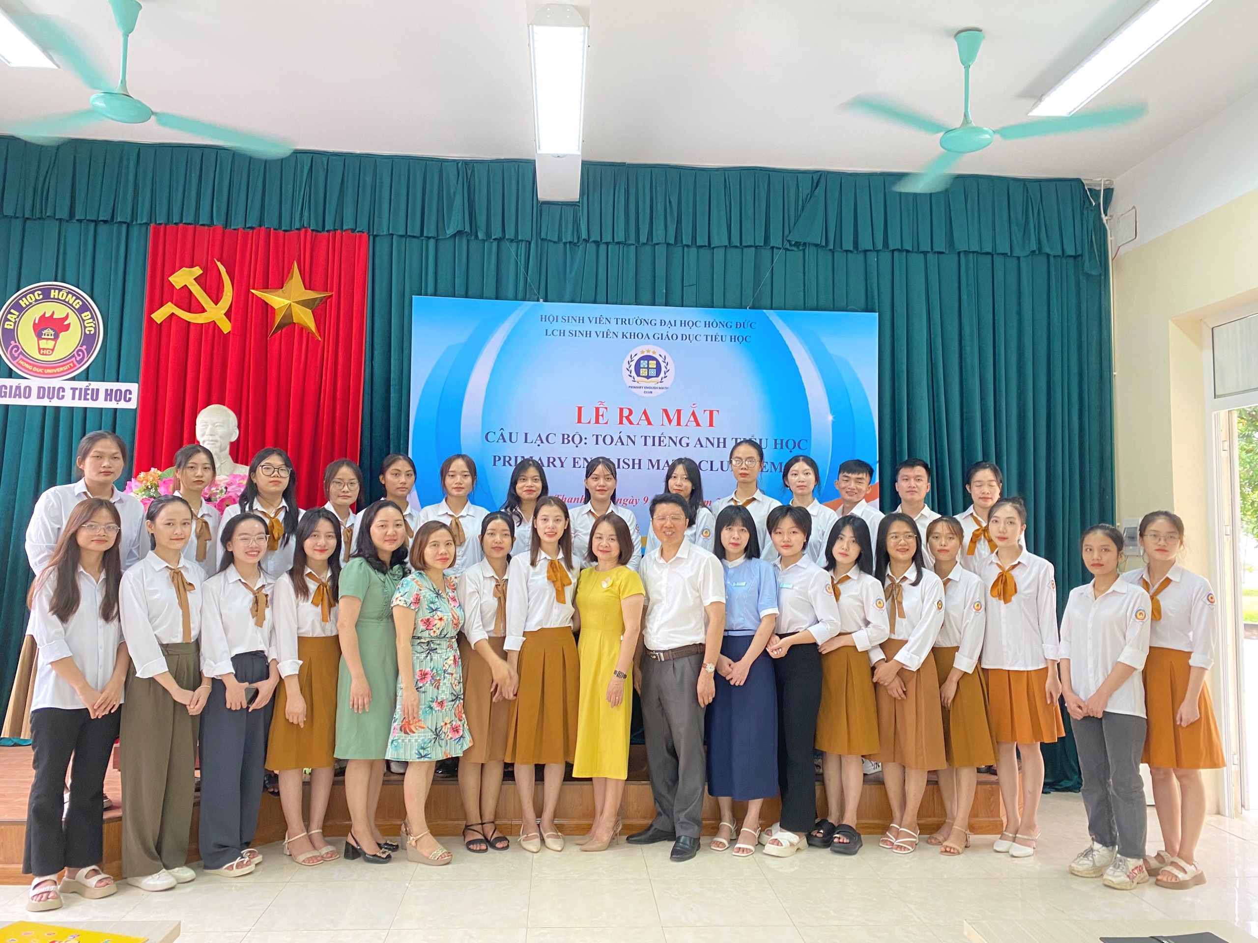 Sinh viên khoa Giáo dục Tiểu học tổ chức "Lễ ra mắt câu lạc bộ Toán Tiếng anh Tiểu học - PEMC" năm học 2023 - 2024