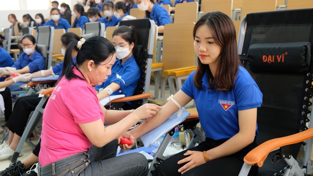 Sinh viên tham gia ngày hội hiến máu năm học 2022 -2023.jpg