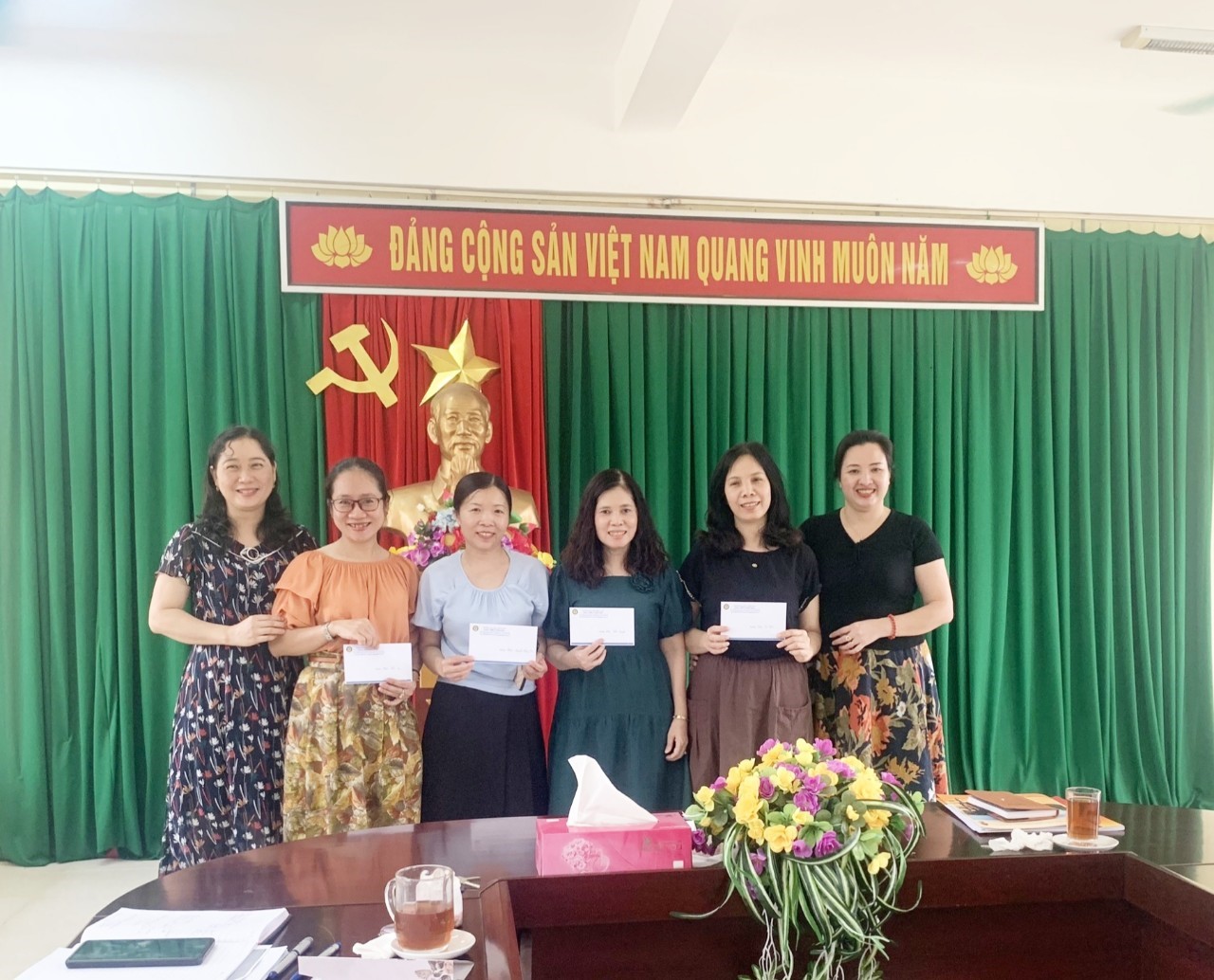 Tặng quà khuyến học cho các cháu là con cán bộ giảng viên khoa Tâm lý – Giáo dục đã đỗ Đại học và đạt giải cao trong các kỳ thi học sinh giỏi  năm học 2022-2023